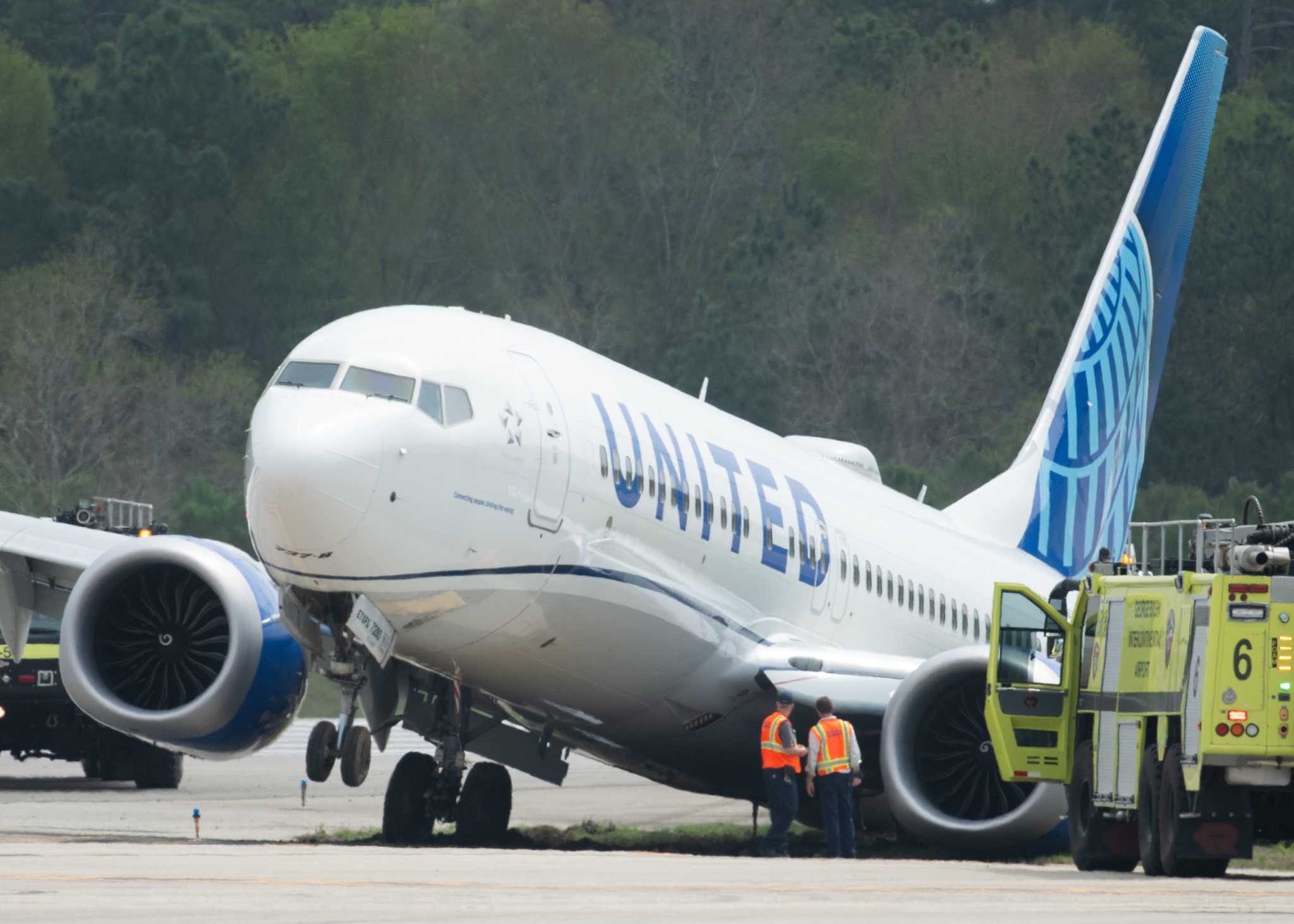 Memphis Houston United flight goes into the grass at IAH