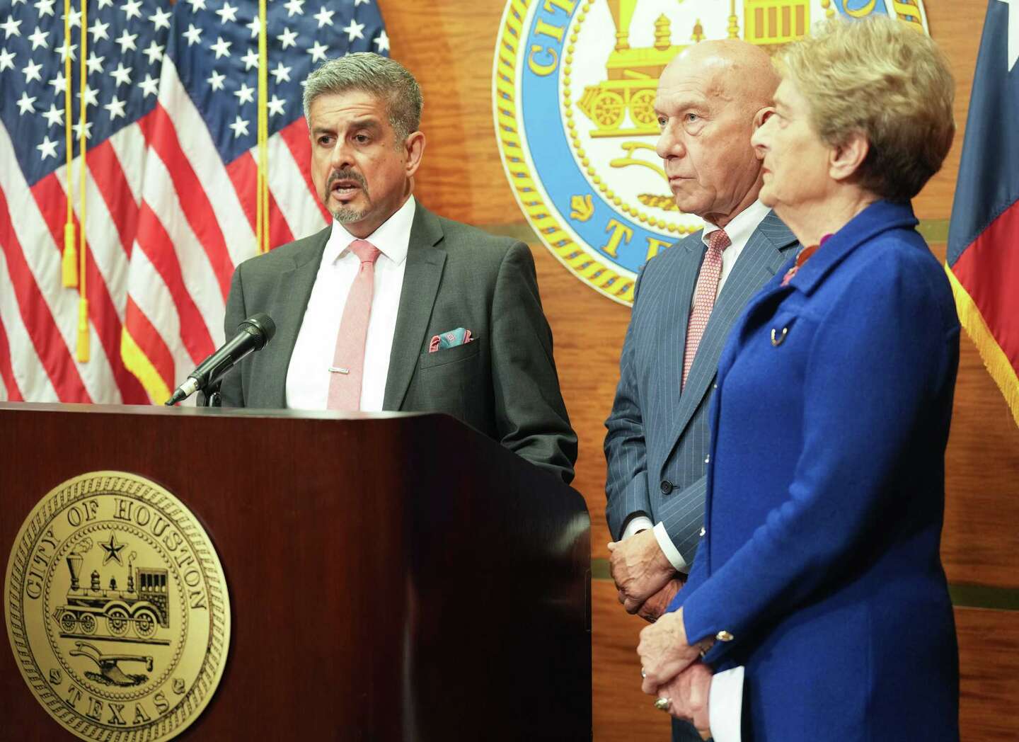Whitmire names panel to explore suspended Houston police reports