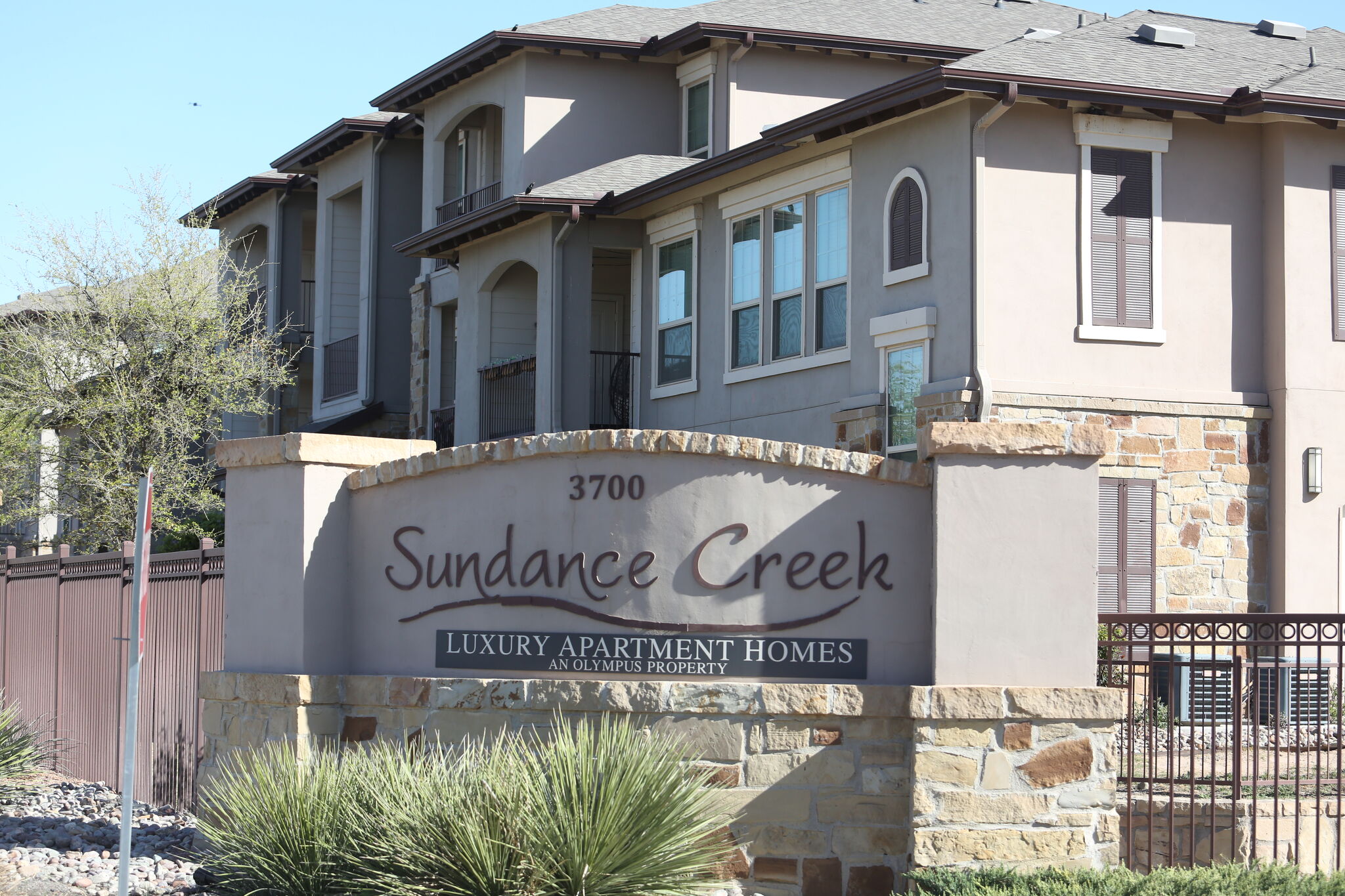 Midland apartment standoff ends with suspect in custody, hostages safe