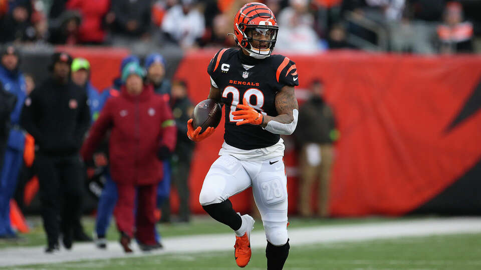 Cincinnati Bengals running back Joe Mixon (28) runs the ball in a game between the Cleveland Browns and the Cincinnati Bengals at Paycor Stadium on Sunday, January. 7, 2024. (Photo by Jeff Moreland/Icon Sportswire via Getty Images)