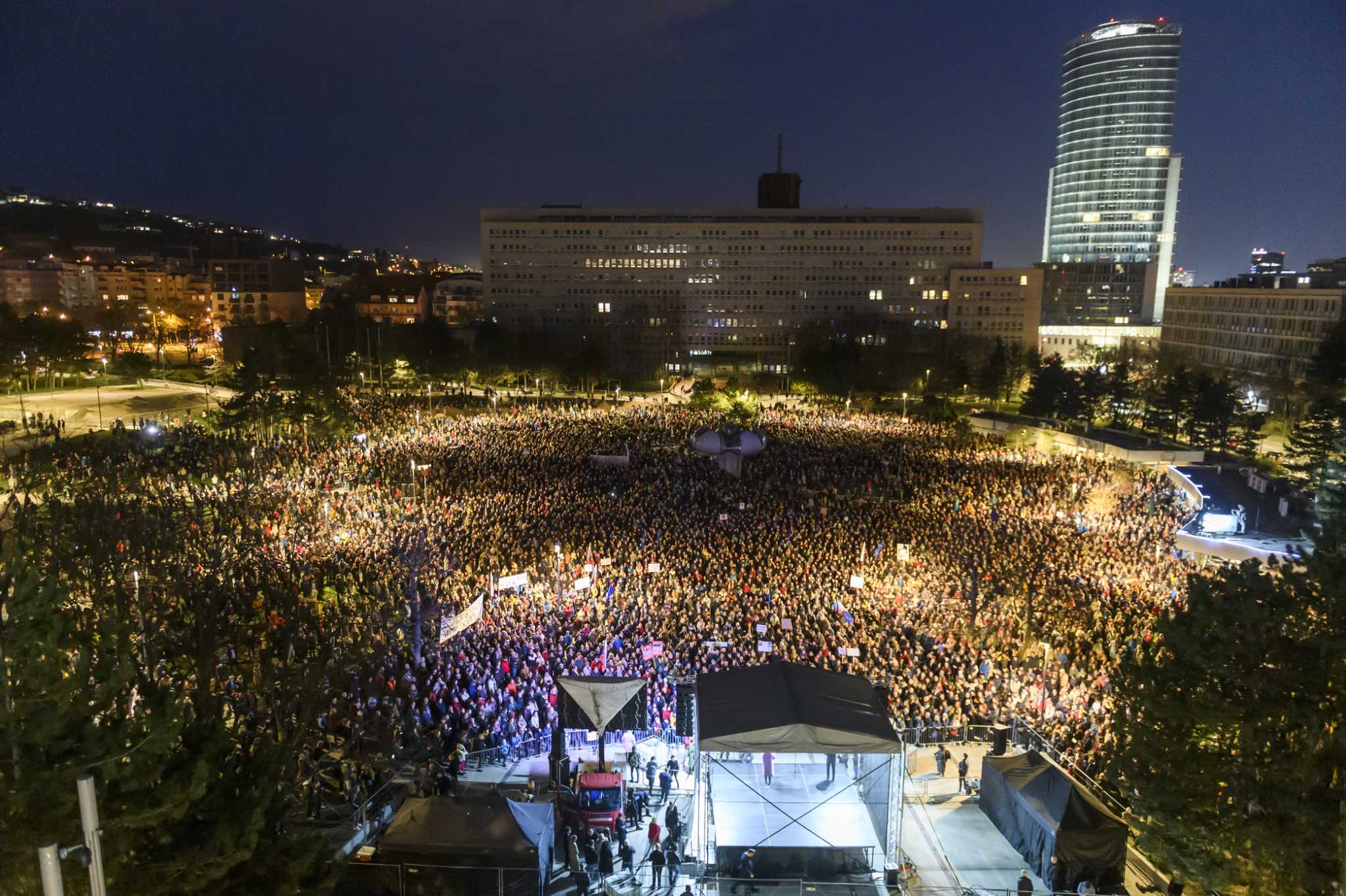 Na Slovensku demonštrujú tisíce ľudí, ktorí odsudzujú plán vlády na reformu verejnoprávneho vysielania