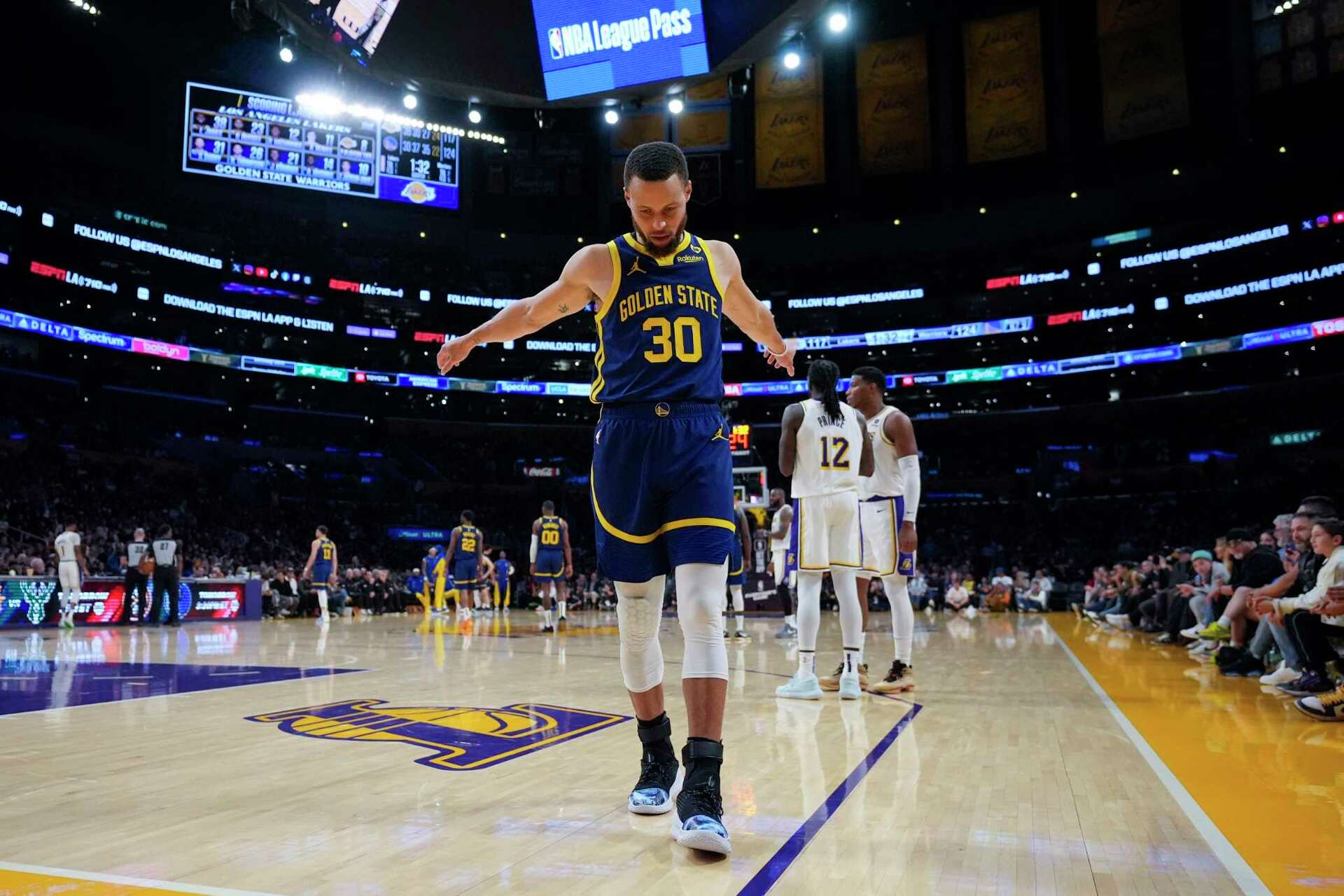 Steph Curry helps Warriors outduel LeBron James Lakers to seize ninth