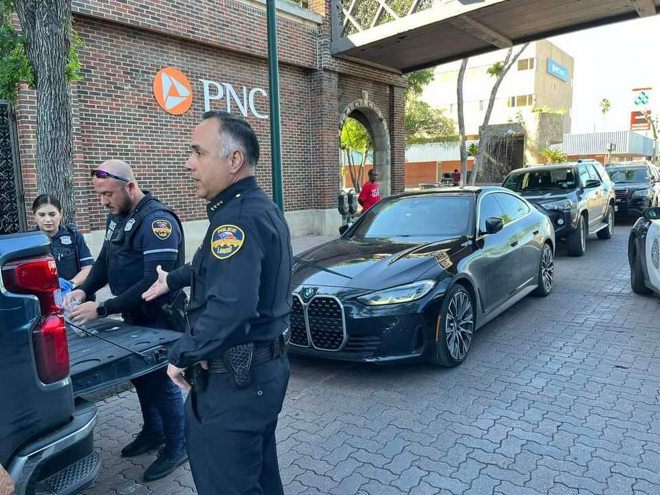 Chief of Police Rodriguez prevents car burglary in downtown Laredo