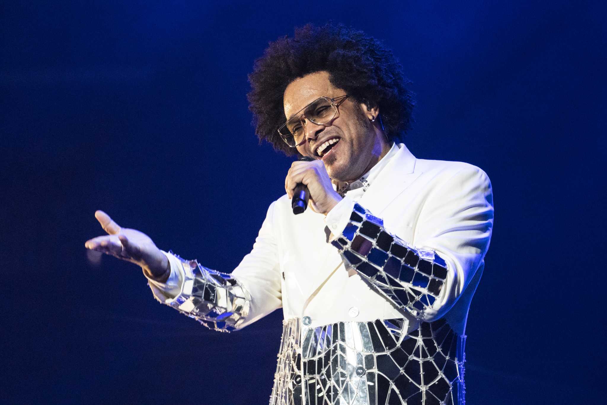 Maxwell to bring the Serenade Tour to Oakland this summer
