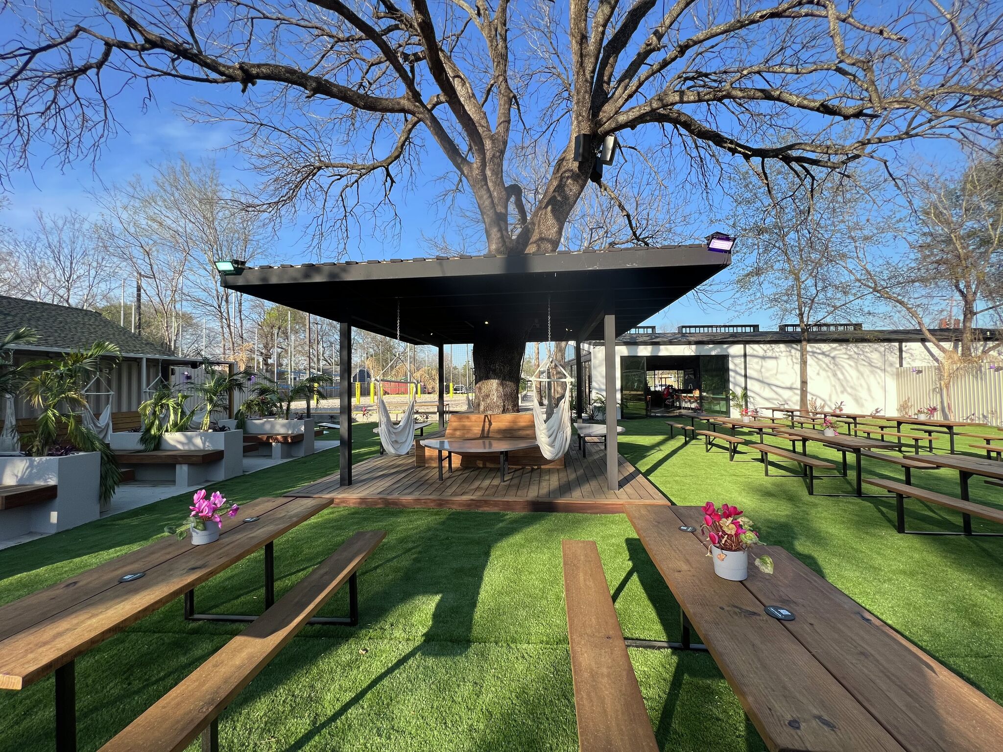 11 Houston restaurants and bars to play sports like pickleball