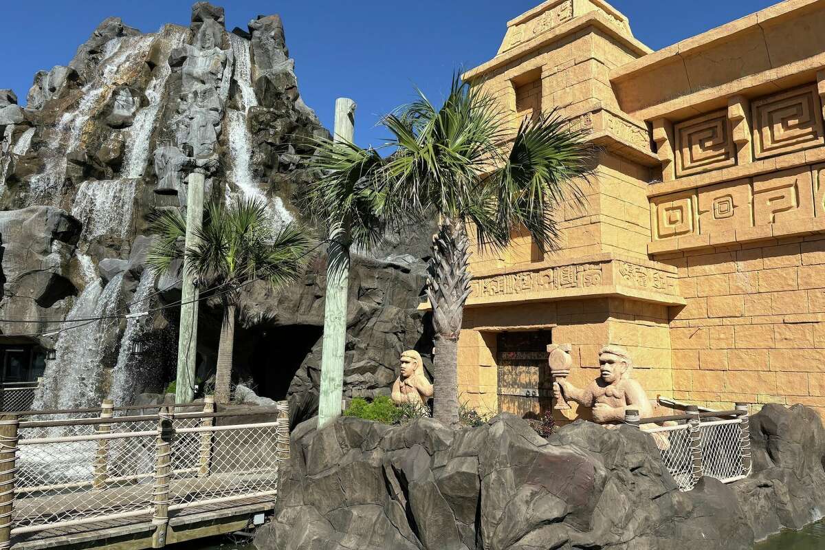 The entrance to Rainforest Cafe's River Adventure Ride