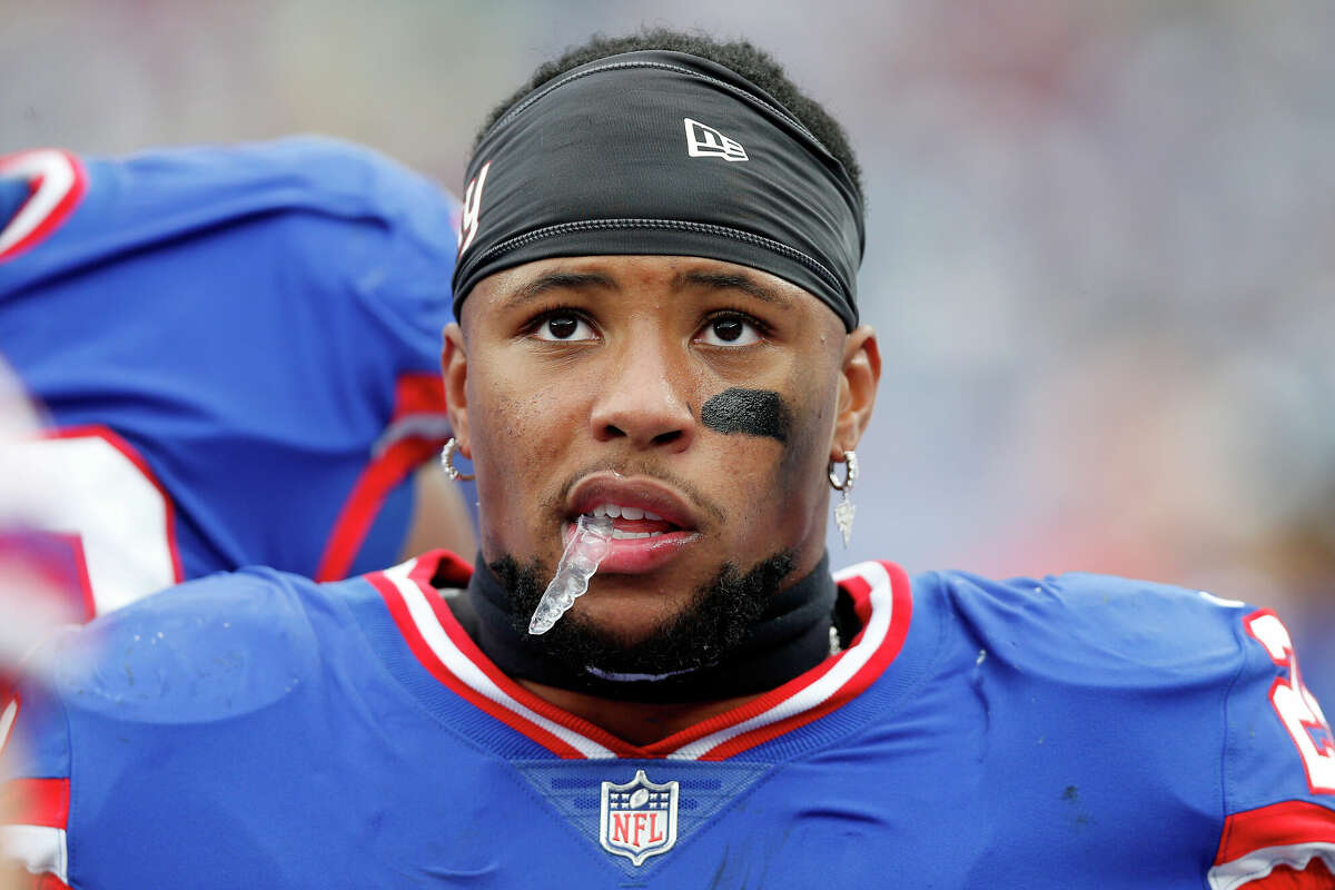 EAST RUTHERFORD, NEW JERSEY - OCTOBER 02: (NEW YORK DAILIES OUT) Saquon Barkley #26 of the New York Giants in action against the Chicago Bears at MetLife Stadium on October 02, 2022 in East Rutherford, New Jersey. The Giants defeated the Bears 20-12. (Photo by Jim McIsaac/Getty Images)