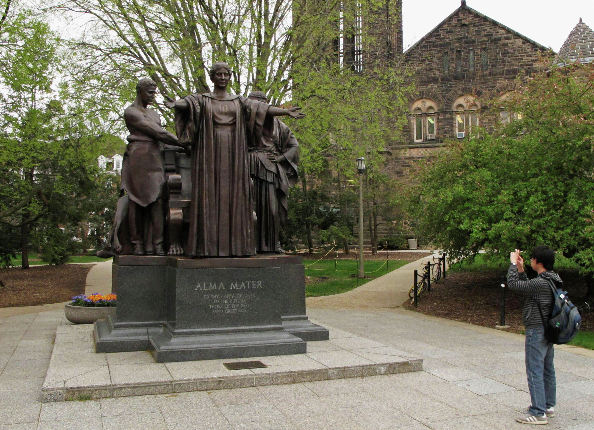 Live video stream of Illinois' Alma Mater, Quad