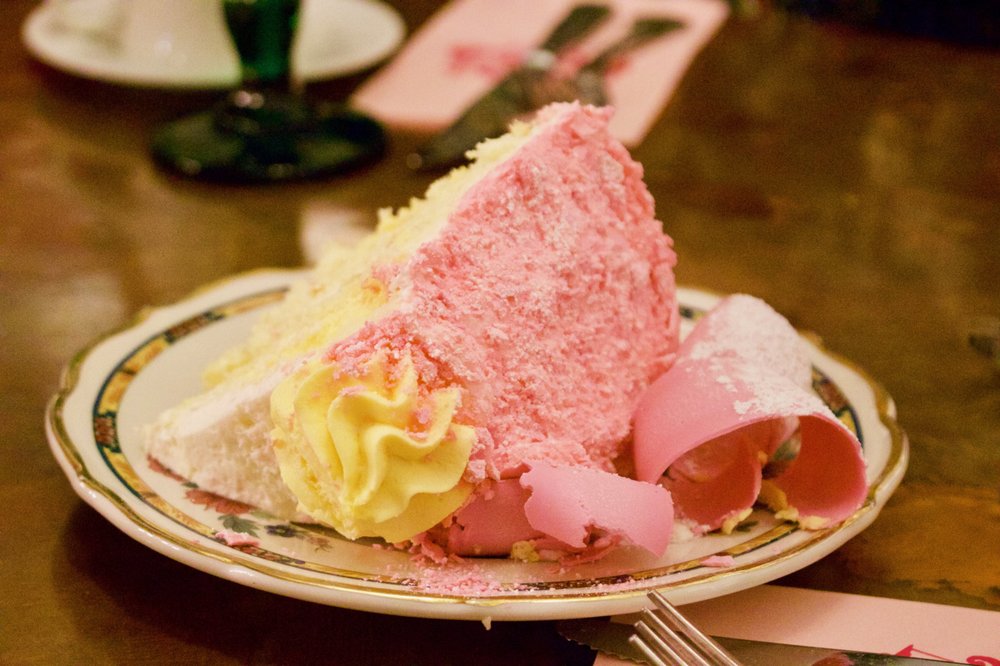 Kacey Musgraves sings praises of California hotel&rsquo;s famous cake