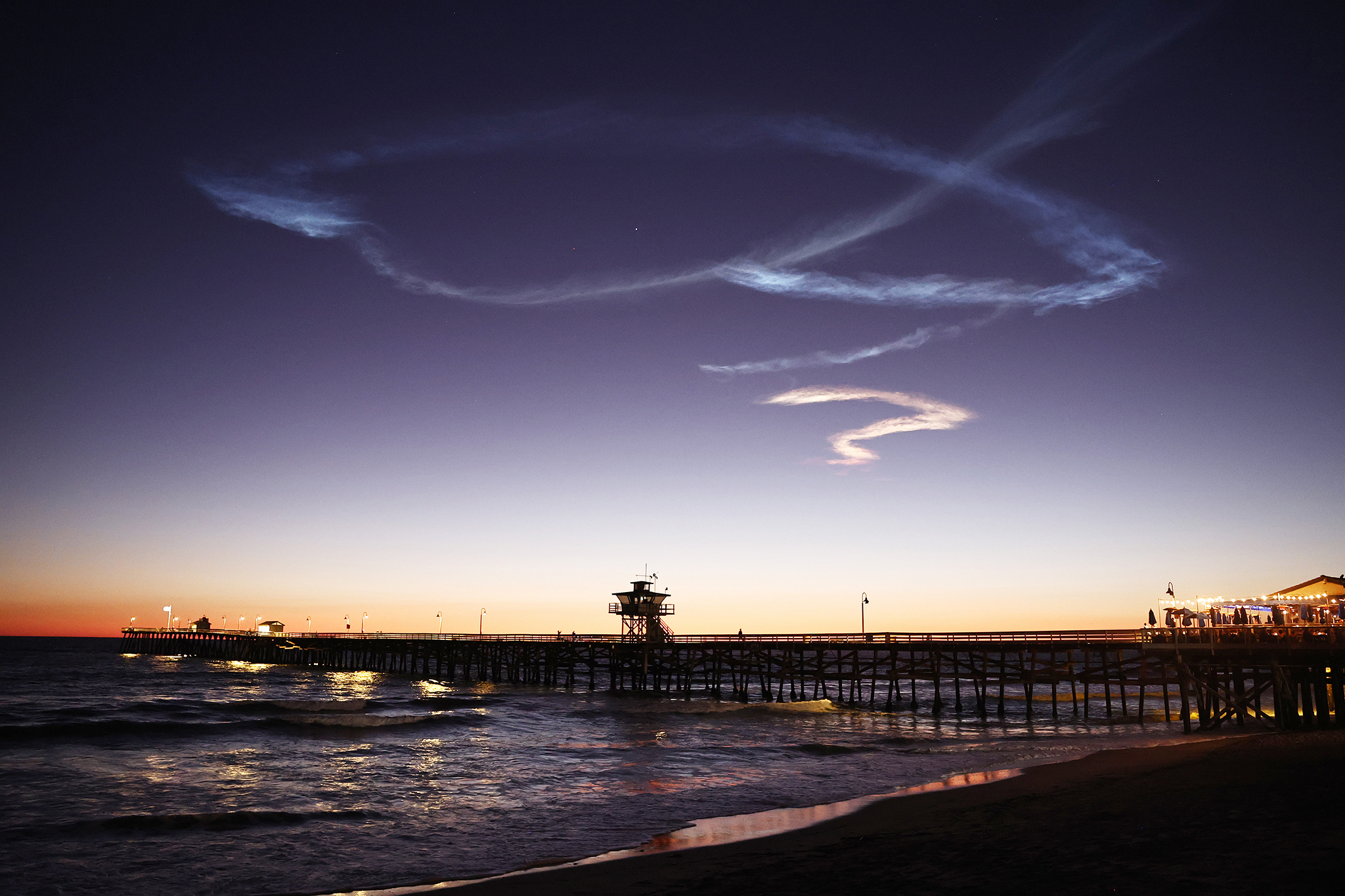 Photographers capture spectacular streaking lights of