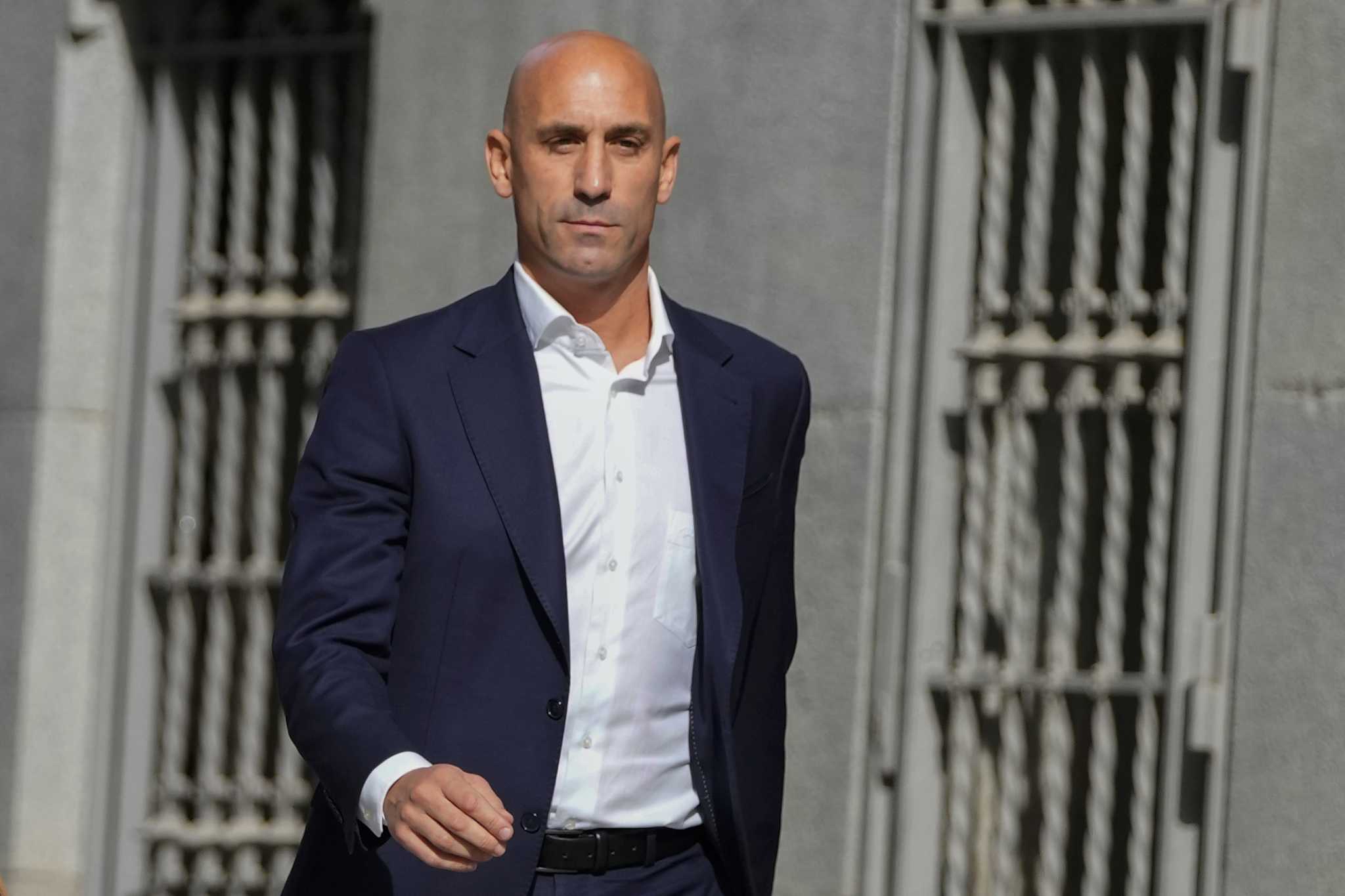 La policía española arrestó al ex presidente de la Federación de Fútbol Rubiales a su regreso al país en medio de investigaciones de corrupción.