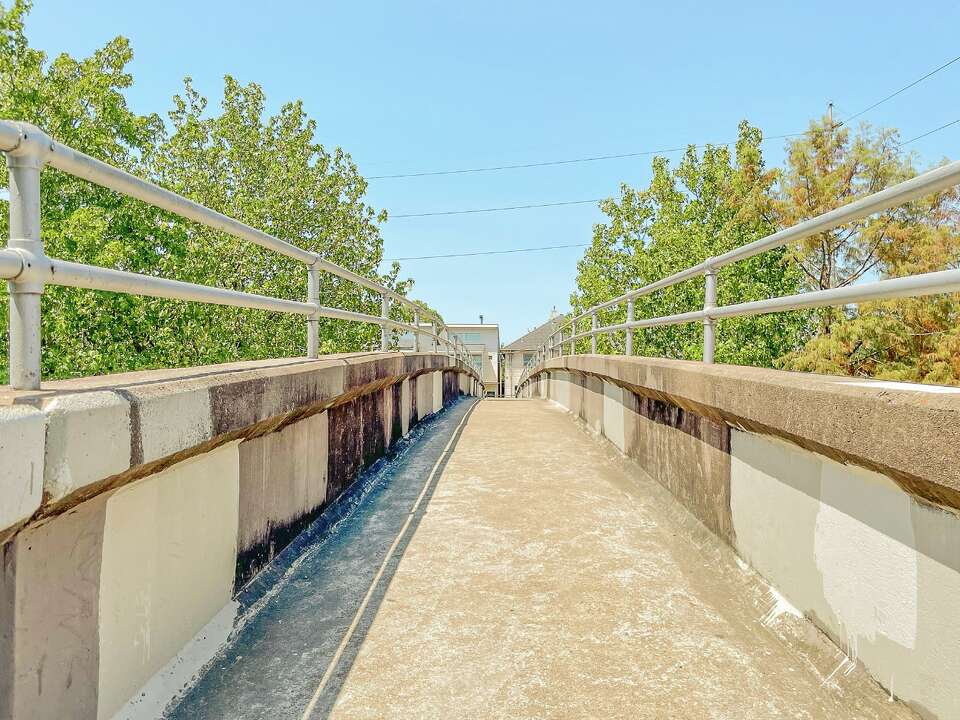 Houston's Sabine Street bridge is turning pink