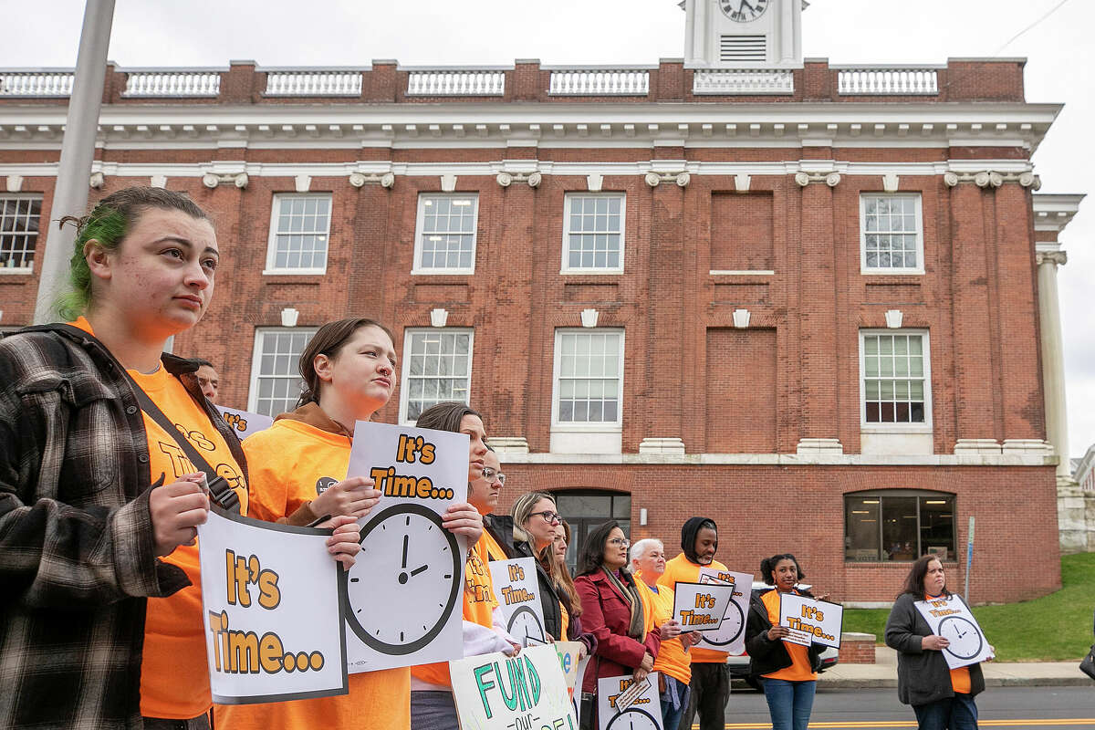 Students, parents, teachers rally for $9m funding increase in Meriden as BOE presents budget to city