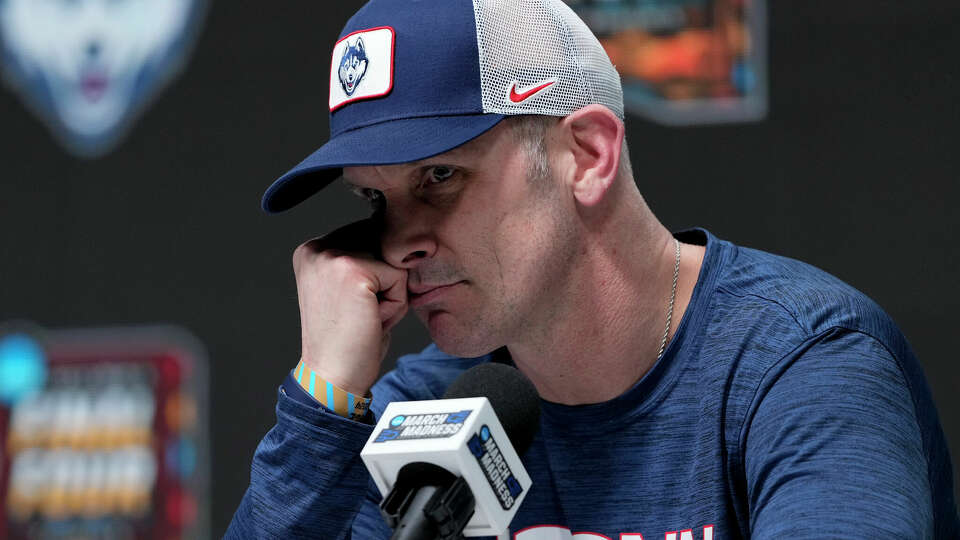 Dan Hurley describes UConn men's basketball flight delays to NCAA Final Four: 'It sucked'