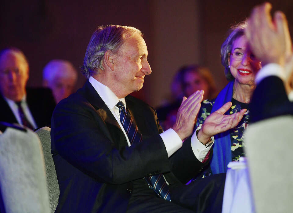 Dalio, founder of CT hedge fund Bridgewater, earns business award