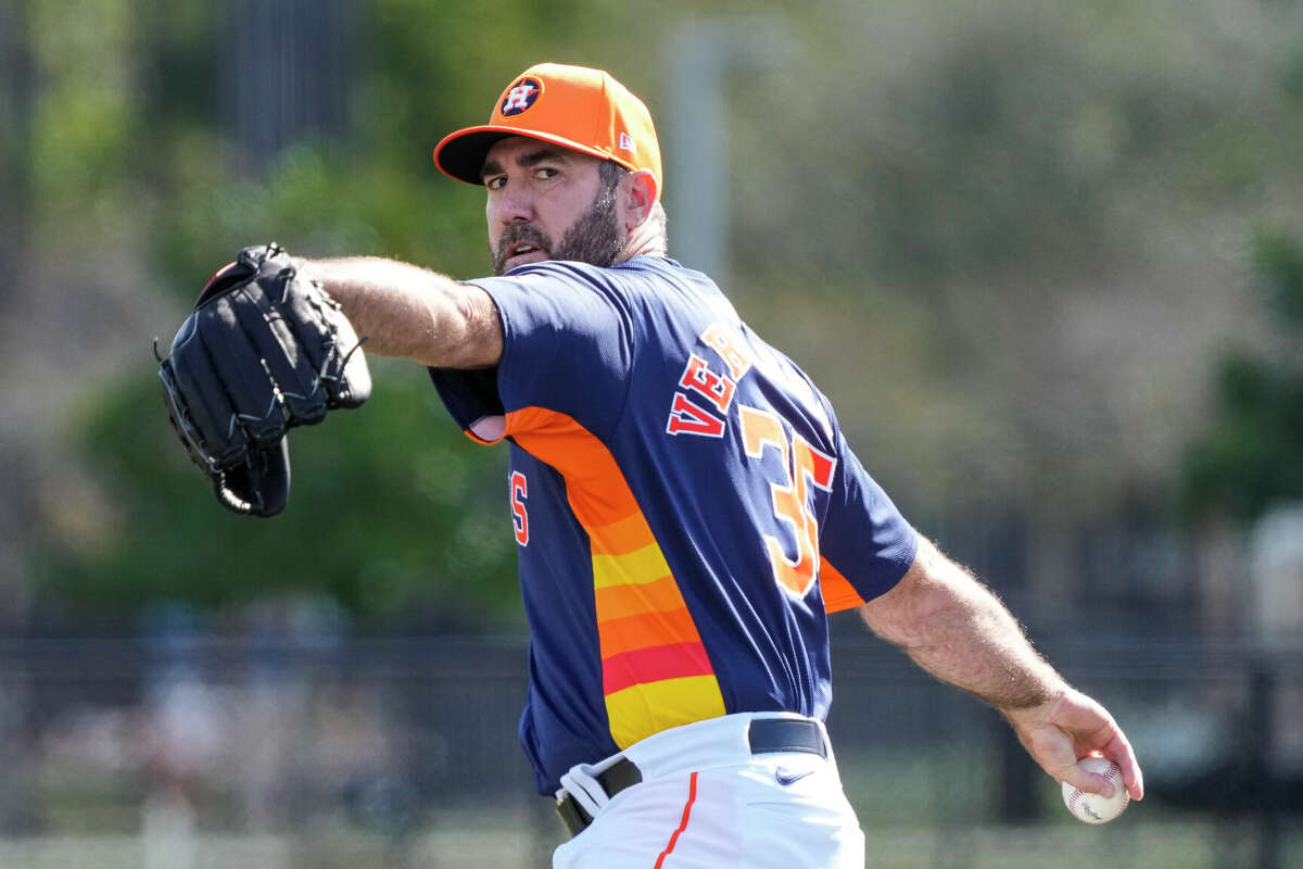 WEST PALM BEACH, FLORIDA - FEBRUARY 15: Houston Astros pitcher Justin Verlander (35) warms up as he prepared to throw off the 10-pack during workouts for Houston Astros pitchers and catchers at CACTI Park of the Palm Beaches on Thursday, Feb. 15, 2024, in West Palm Beach, Florida. (Karen Warren/Houston Chronicle via Getty Images)