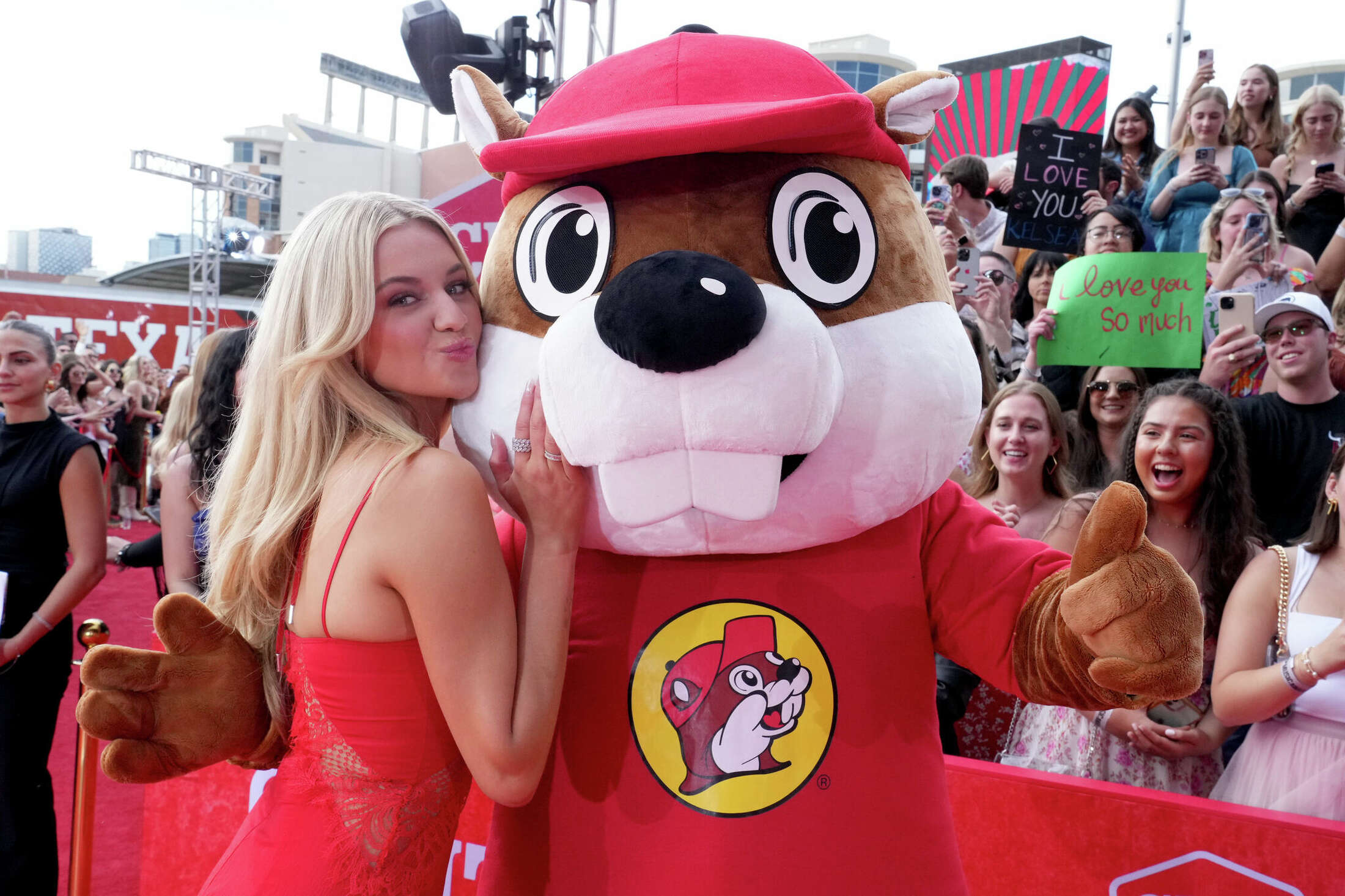 At 2024 CMT Awards, Buc-ee's mascot high-fives Keith Urban