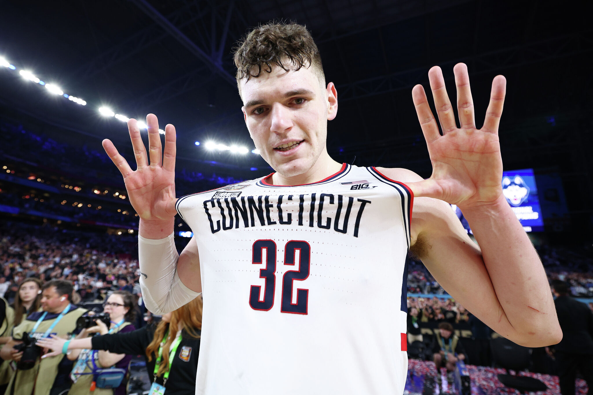 UConn's Donovan Clingan set to enter NBA after growing up in CT