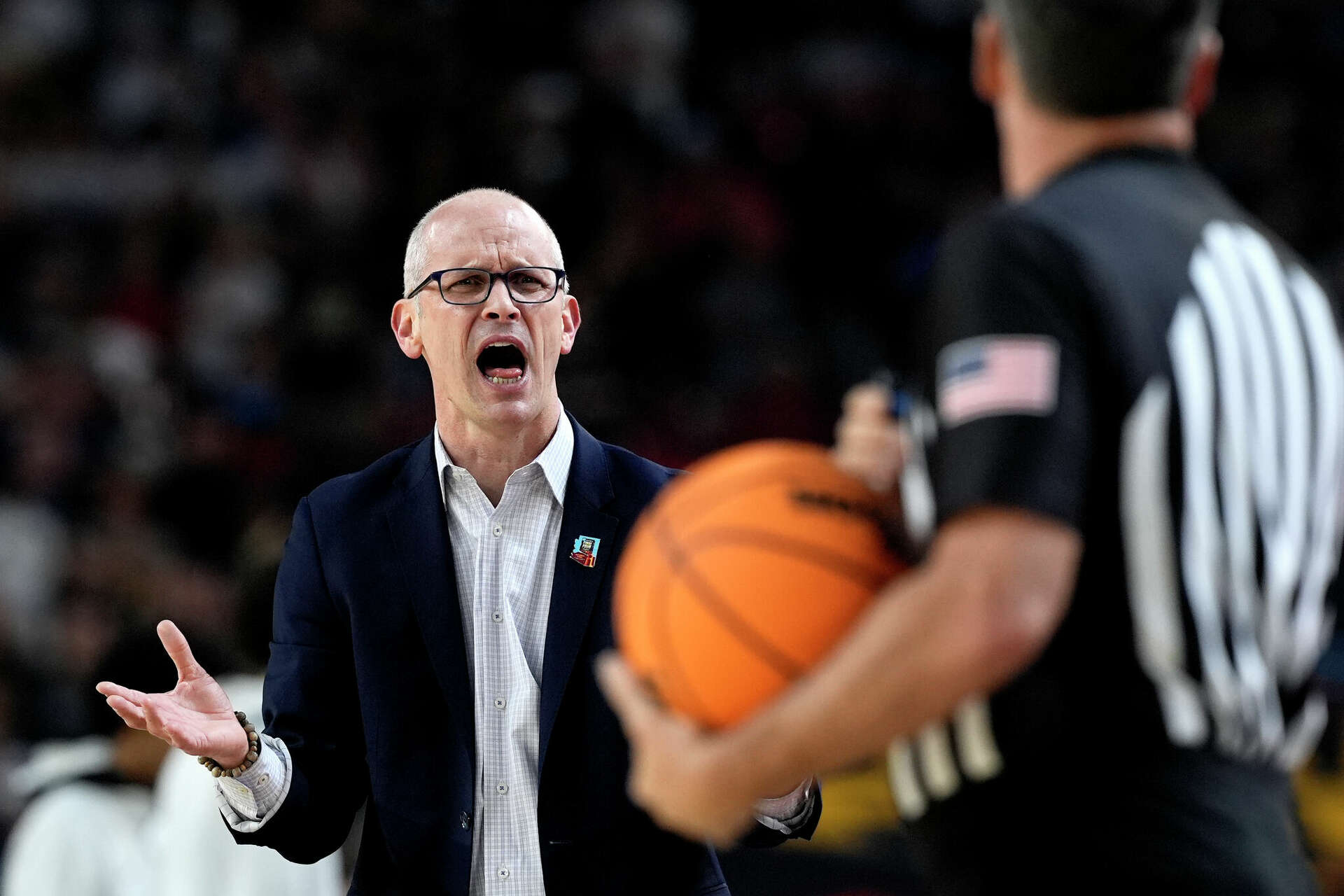 UConn’s Dan Hurley scores free food from iconic CT restaurants