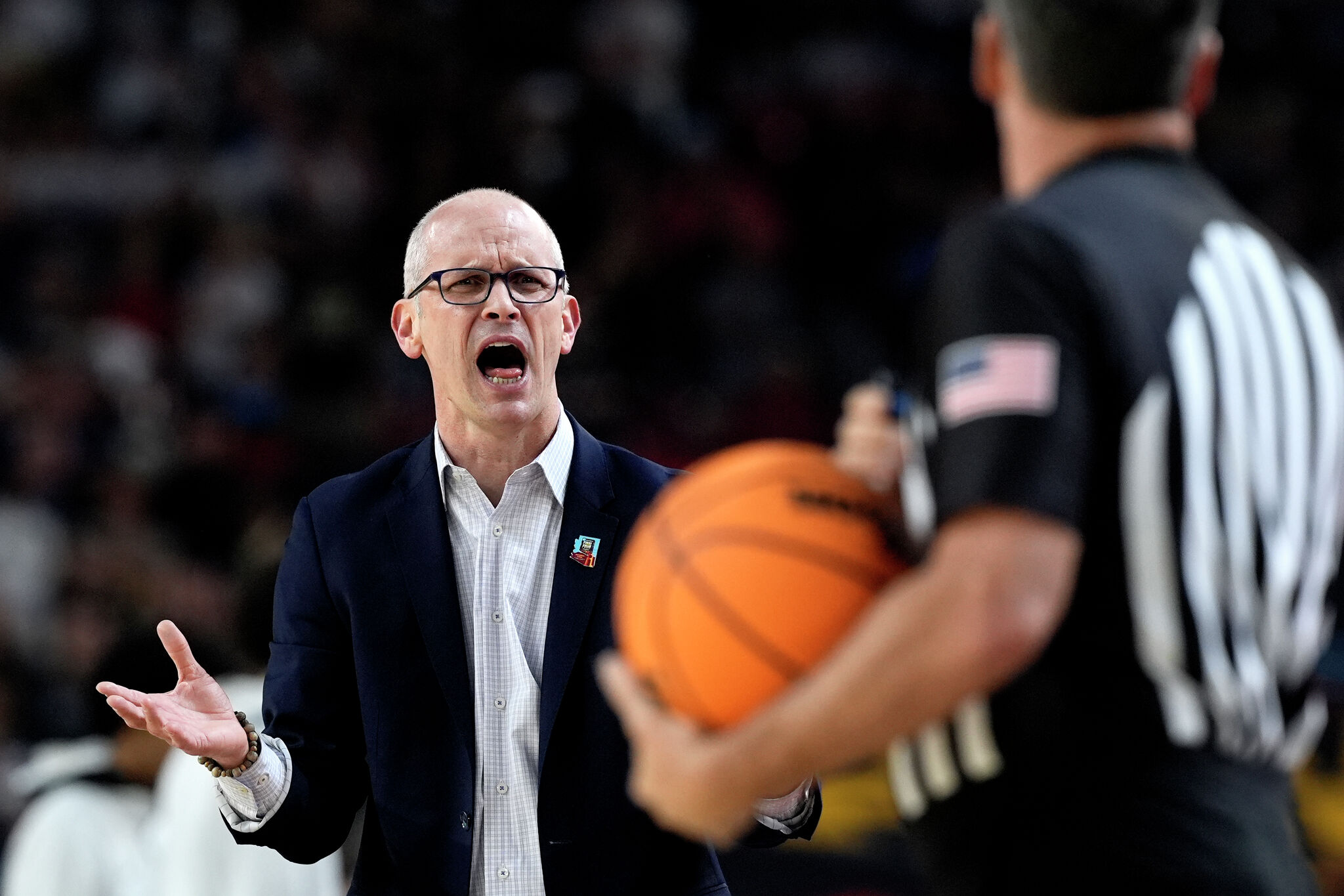 For Dan Hurley, the UConn-Lakers coaching saga is a win-win situation