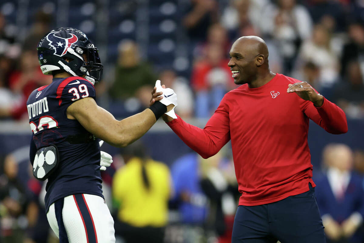 Head Coach DeMeco Ryans of the Houston Texans shakes hands with Henry To'oTo'o #39 prior to the game against the Cleveland Browns at NRG Stadium on December 24, 2023 in Houston, Texas. 