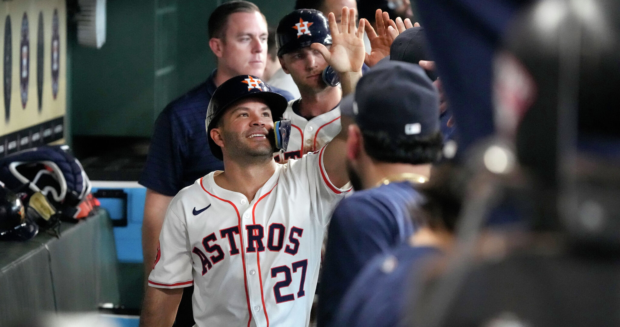 Houston Astros erupt in 7th inning to roll past Texas Rangers