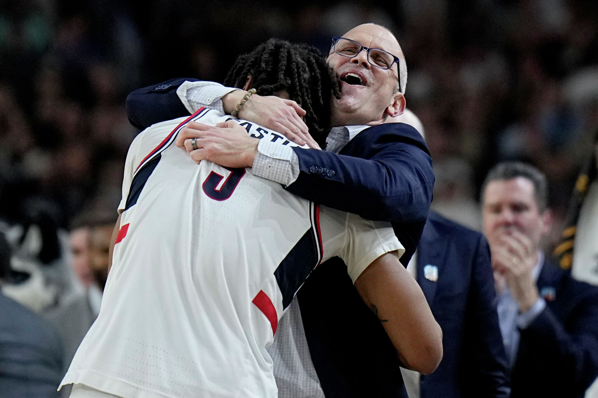 Why UConn's Dan Hurley may have tough time turning down Lakers job