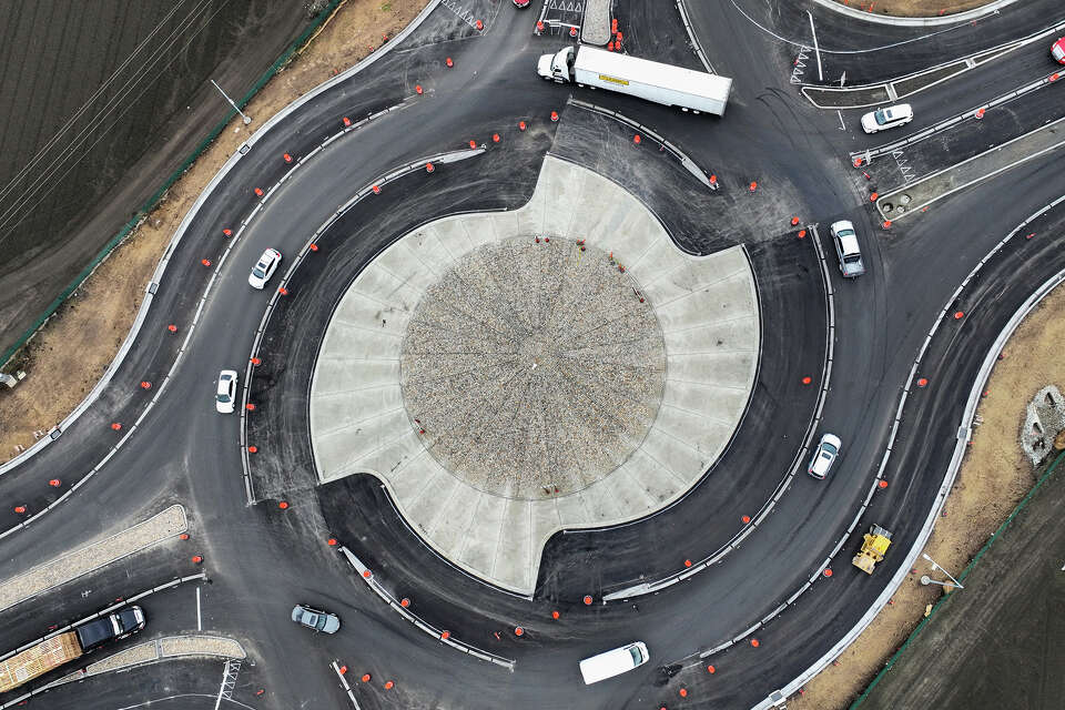 Here's how drivers are handling California's first turbo roundabout