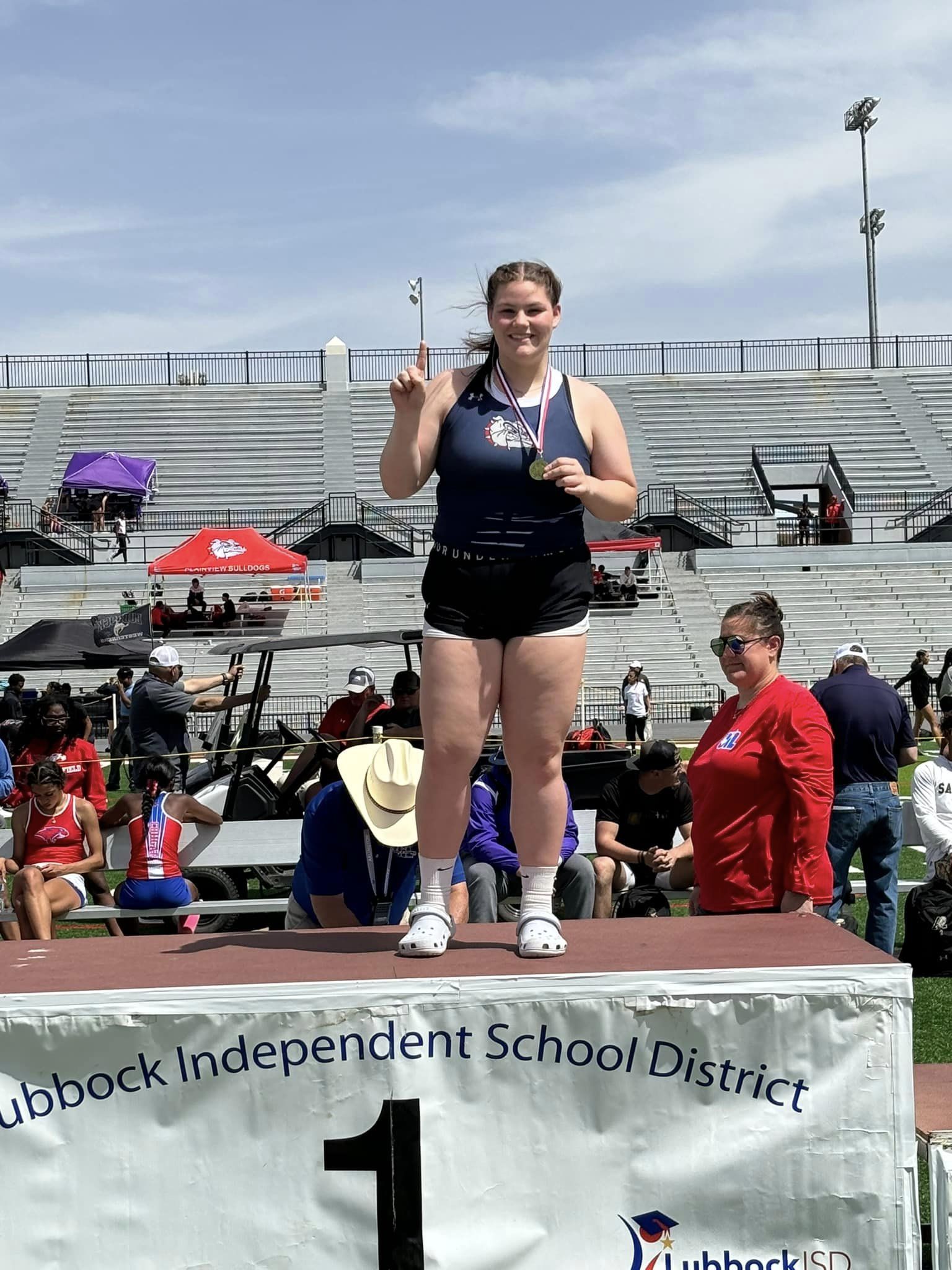 8 Plainview Bulldogs qualify for regional track