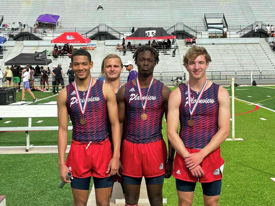 8 Plainview Bulldogs qualify for regional track