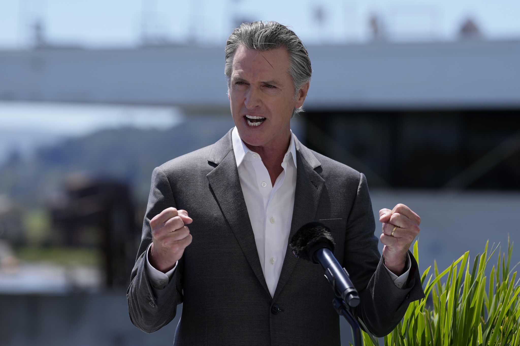 Newsom mentally leaves California and moves to the White House