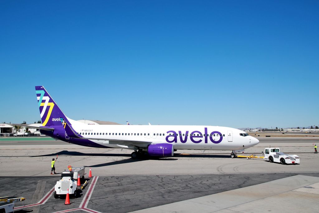 What is Avelo Airlines' carry-on bag size limit?