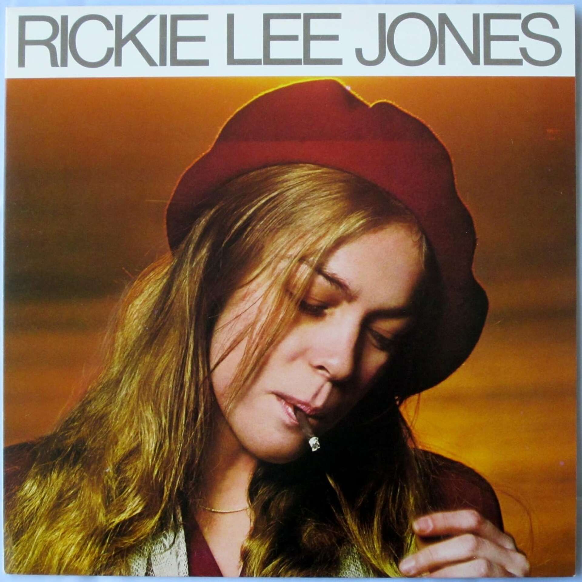Egg-bound Rickie Lee Jones relaxes in role of aging artist