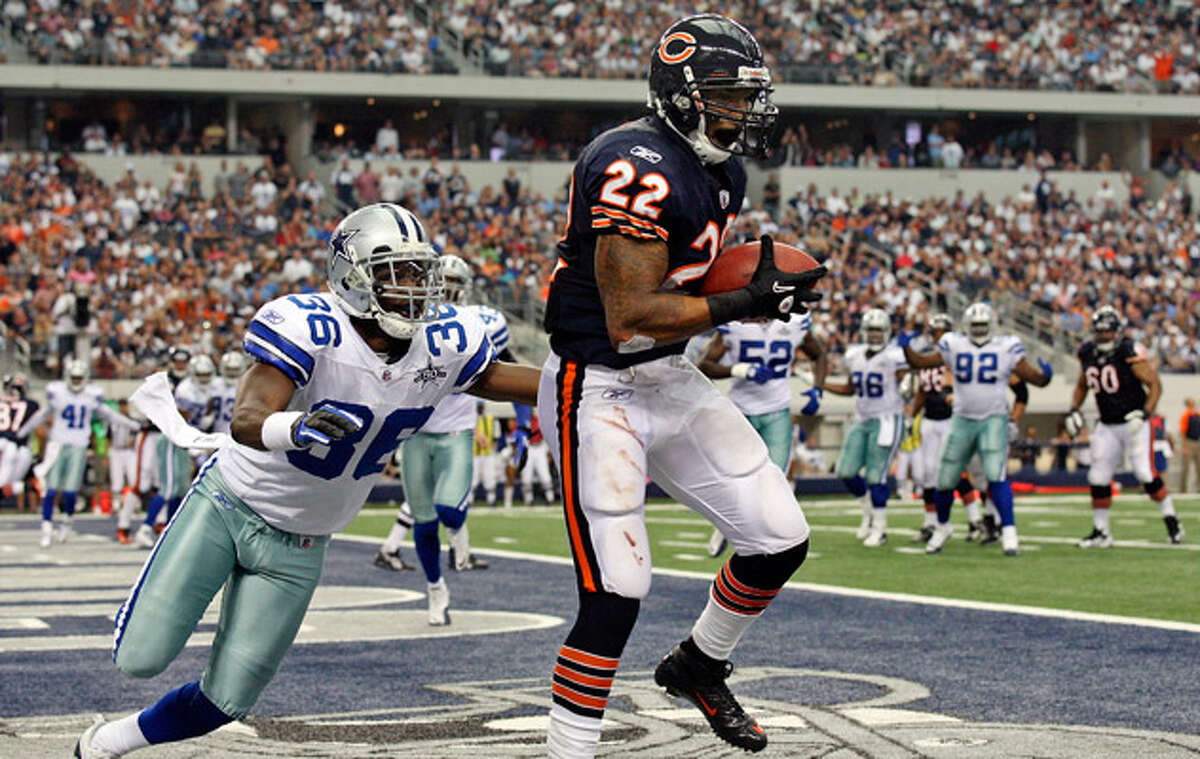 Chicago Bears running back Matt Forte makes a touchdown catch with Dallas Cowboys defensive back Michael Hamlin slow to react Sunday. The Bears went ahead 27-17 after the extra point and held on at Cowboys Stadium.