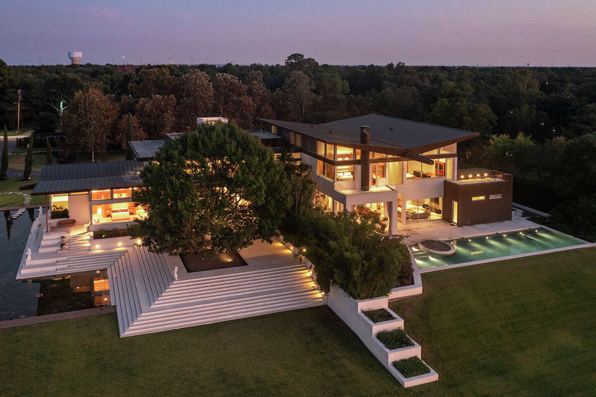 The home has its own pool that overlooks the waterfront of the nearby lake, making the area perfect for private twilight parties.