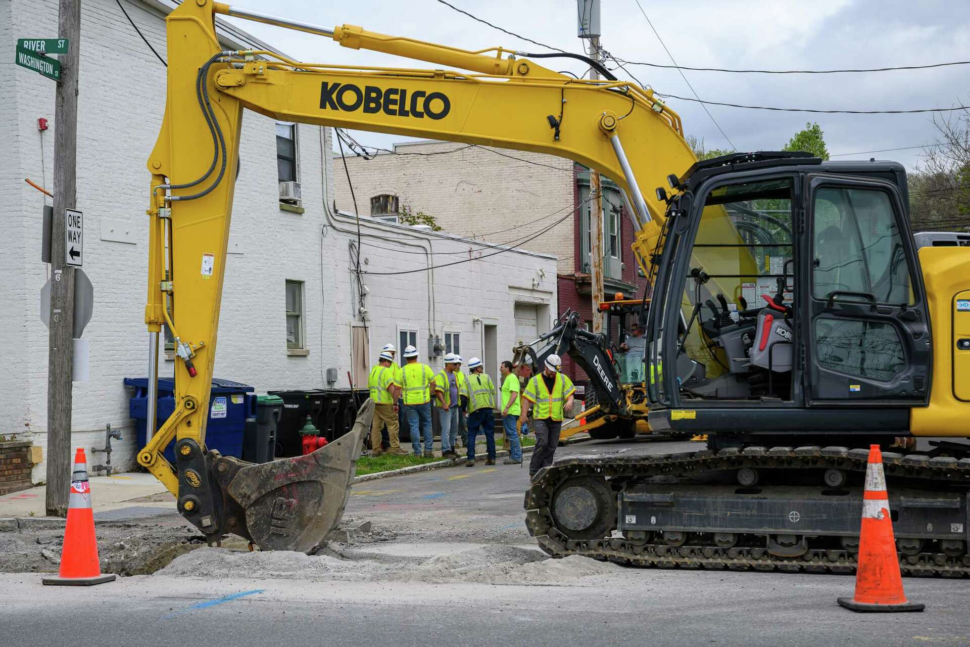 Gas leak closes busy street in Troy