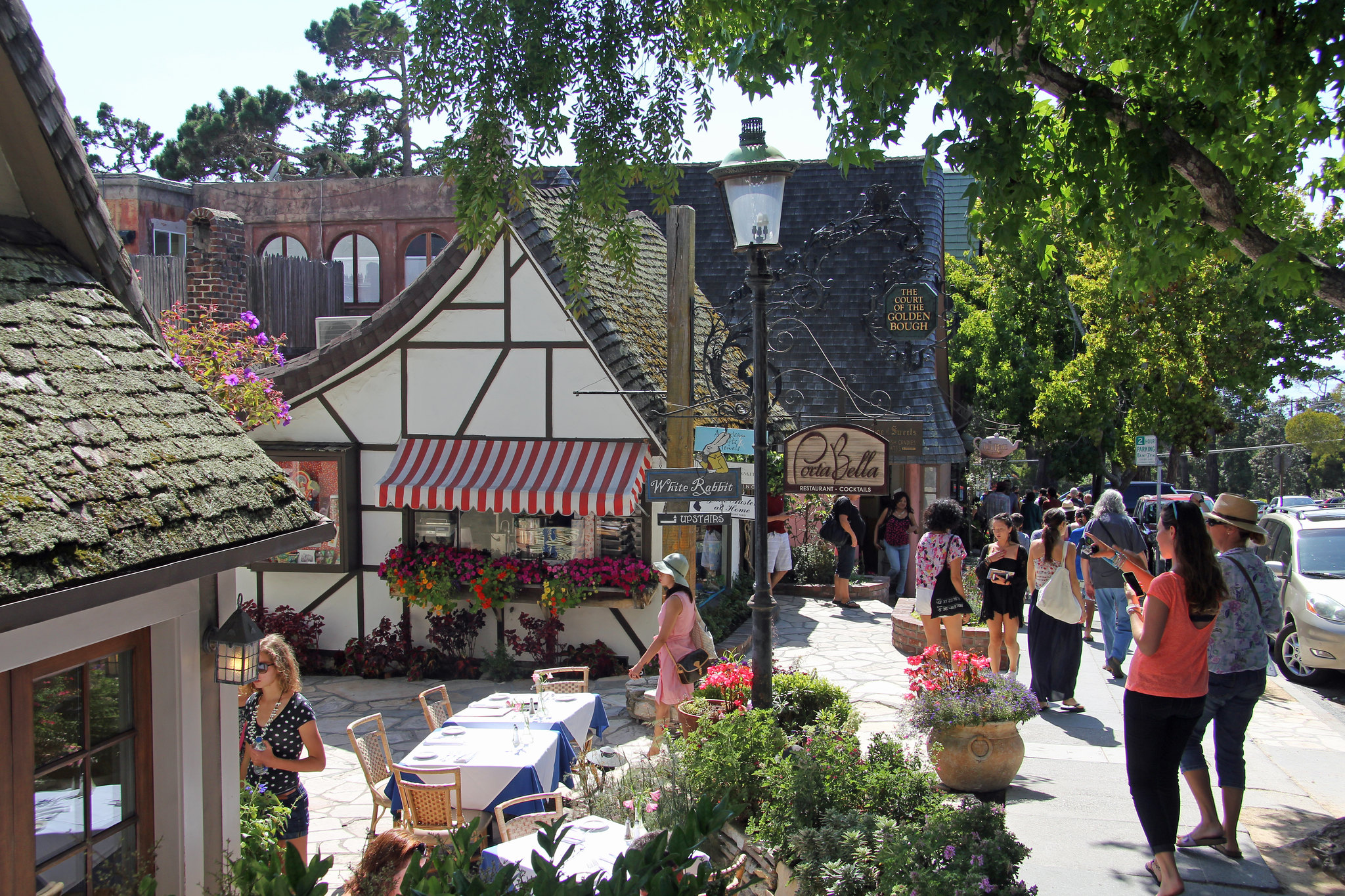 Where The Locals Eat In One Of California's Wealthiest Coastal Towns