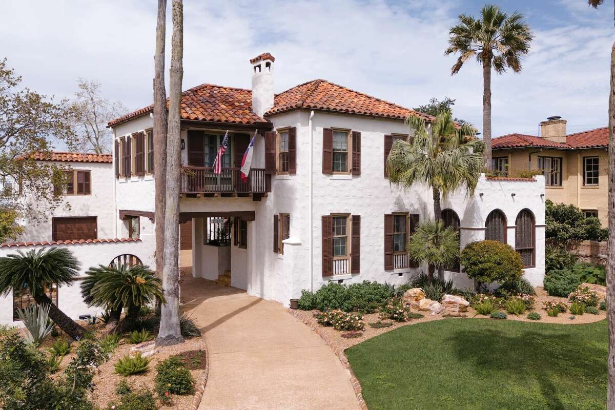 Built in 1929 for real-estate heiress Sally Trueheart Williams, this Mediterranean-style Broadway villa is actually one of the newer homes on the tour.