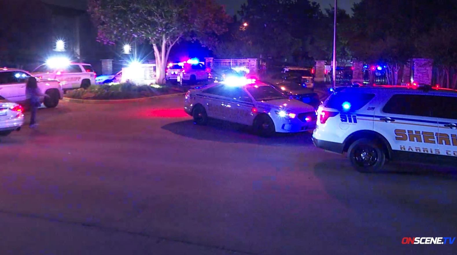 Harris County deputy fatally shoots knife-wielding man, sheriff says