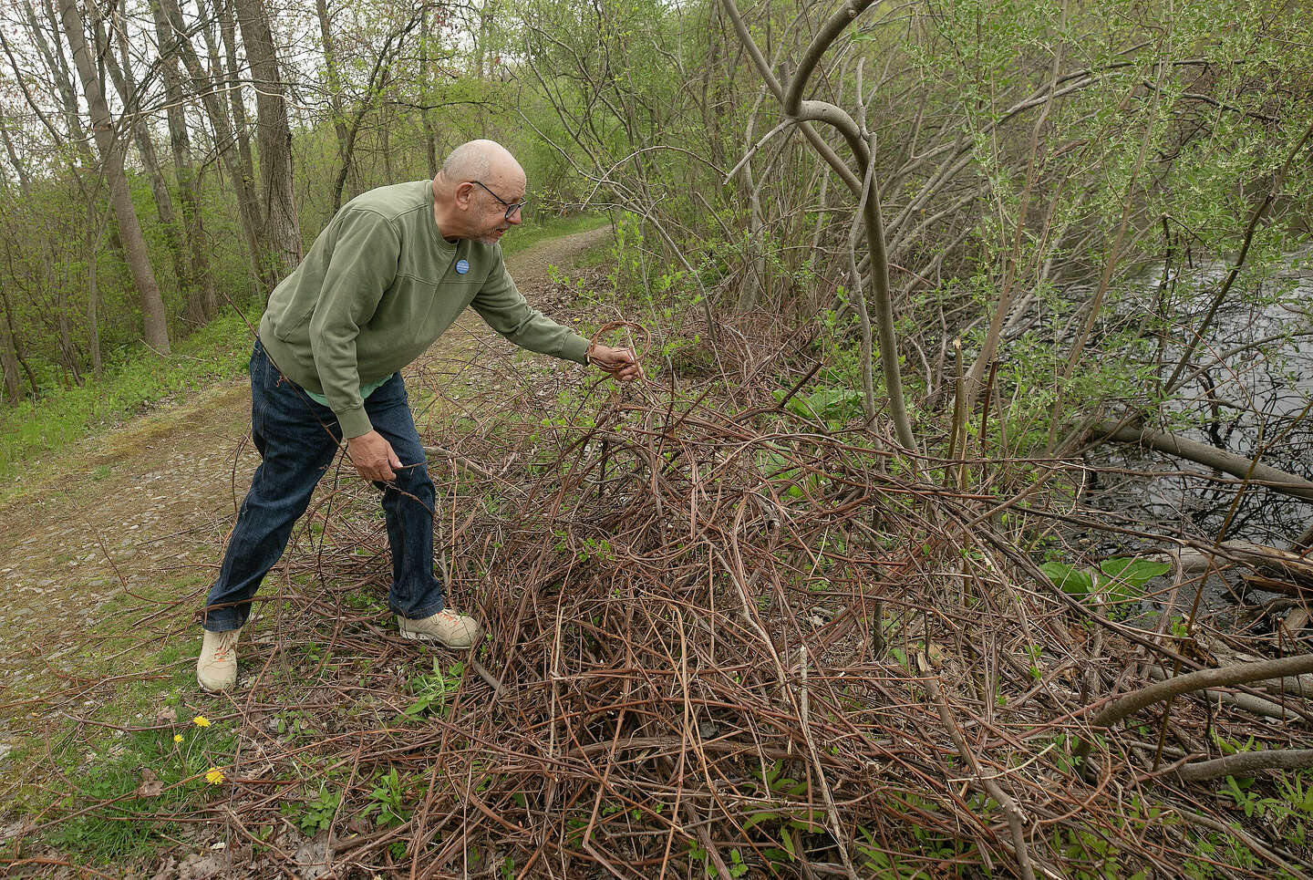 Wreaths are popping up around Cheshire's Mixville Park. Here's why.
