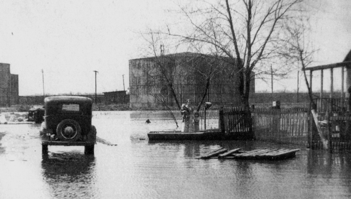 Mississippi River flood of 1939 forces Alton Dogtown evacuation