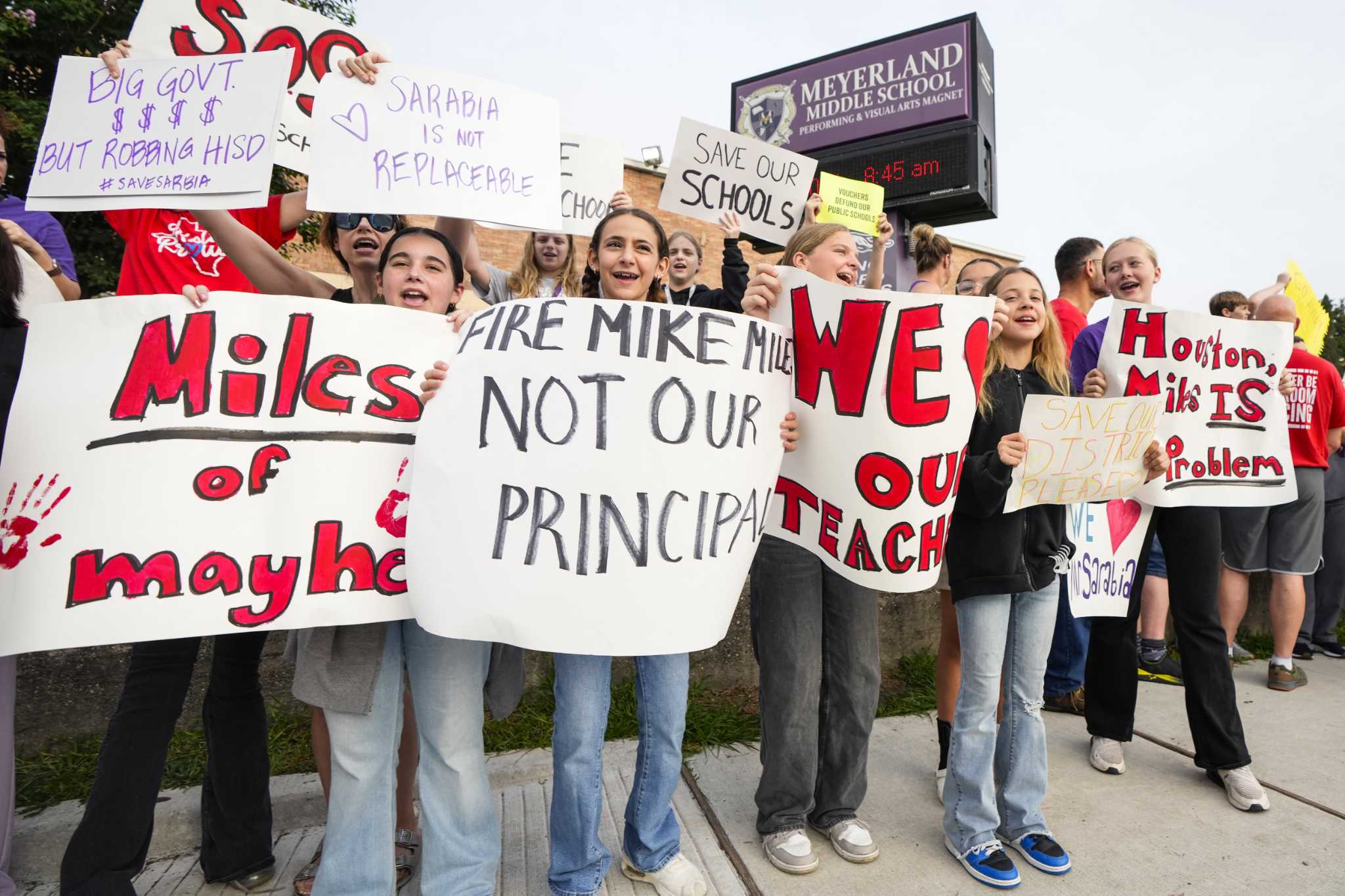 Houston officials urge Mayor Whitmire to put pressure on HISD leadership amid widespread job cuts Photo