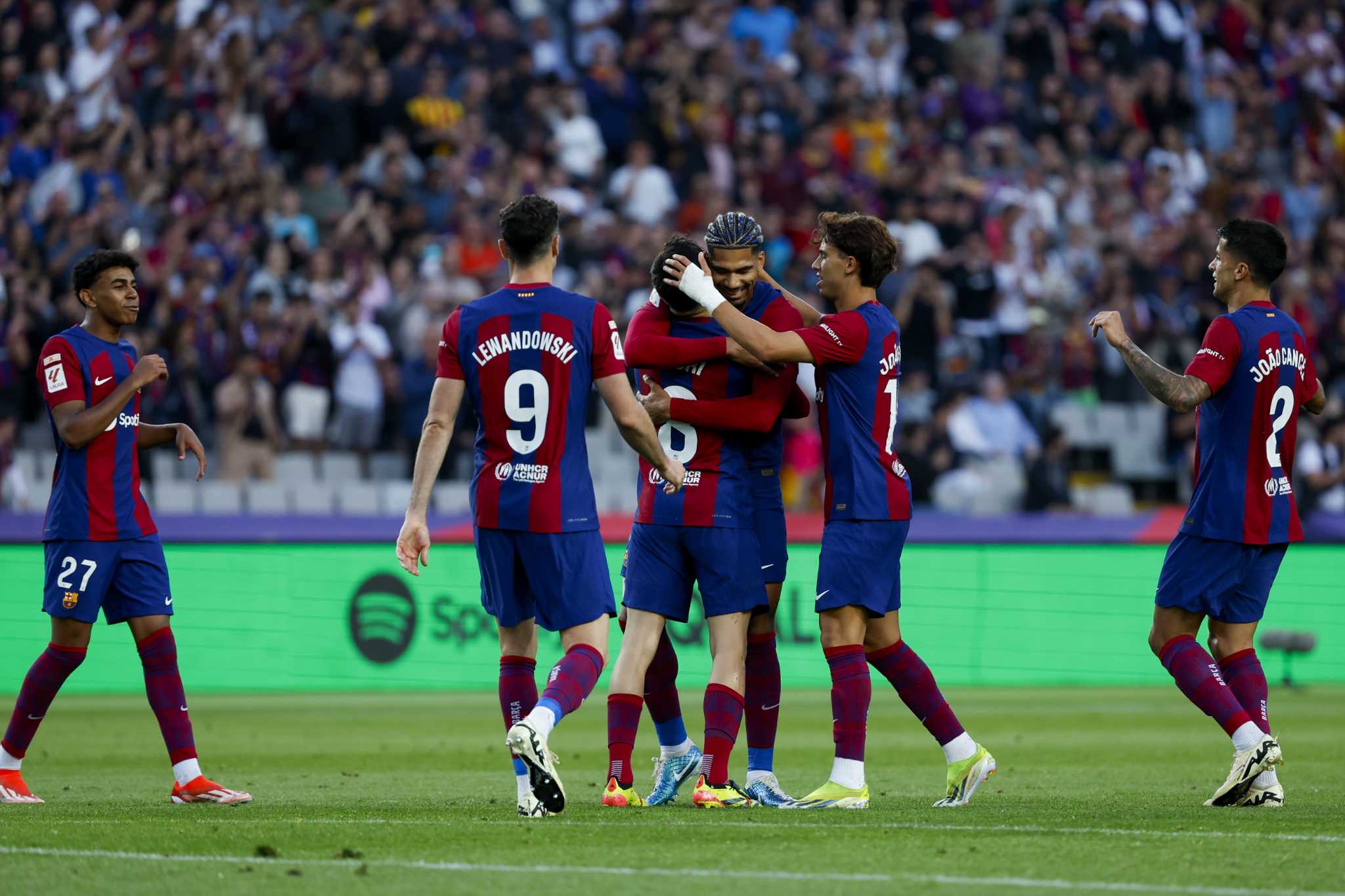 El Barcelona terminó en un rentable segundo lugar en España, Chorloth anotó 4 y el Villarreal empató con el Real Madrid.