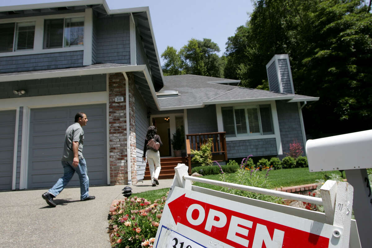 SAN RAFAEL, CA - MAY 17: Real estate agents arrive at a brokers tour showing a house for sale with a list price of $1.3 million May 17, 2007 in San Rafael, California. The San Francisco Bay Area has seen the median price for existing single family homes surge 6.6% to $720,000 while the national median home price dropped 0.9% to $215,300 in March. Marin County led the Bay Area surge with the median home price reaching a record high of $1,010,000, the first county in the state of California to surpass the million dollar mark. (Photo by Justin Sullivan/Getty Images)