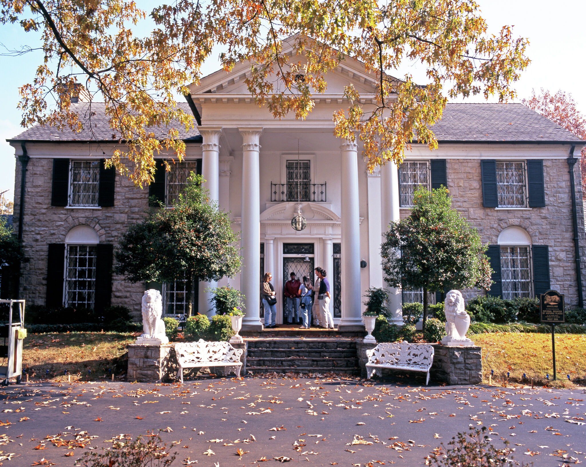 Elvis Presley's Graceland faces auction amid legal battle over loans - Vimarsana News