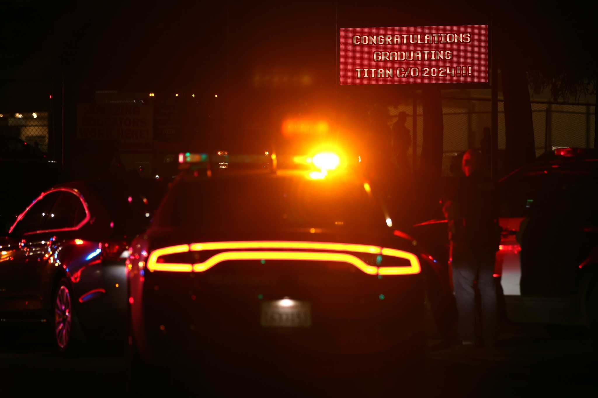 Shooting disrupts high school graduation in Oakland, 2 injured - Vimarsana News