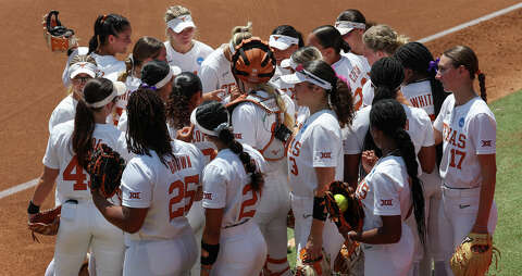 NCAA softball: Texas rallies past A&M in Game 2 of super regional