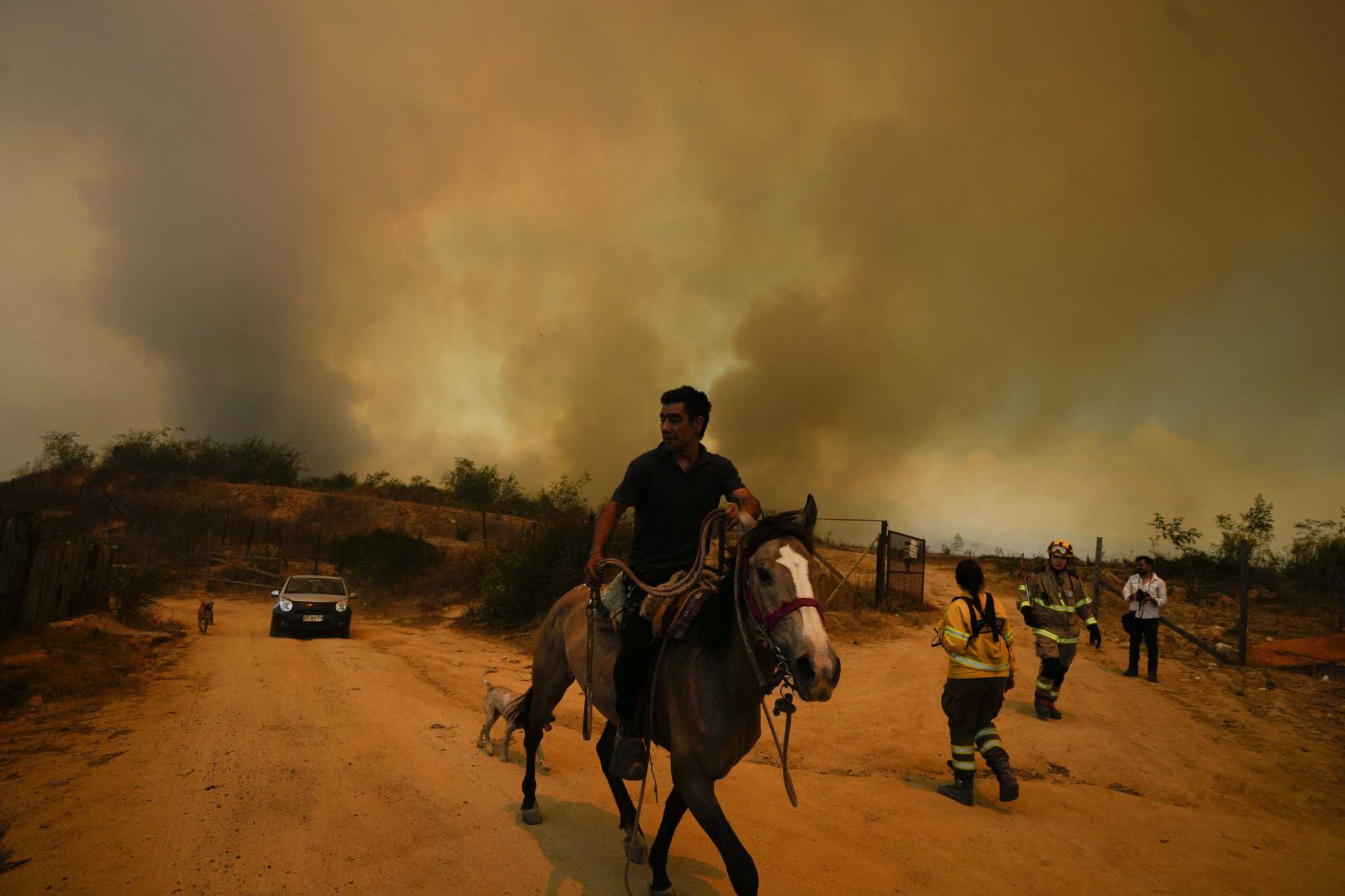 Chile acusa a bombero voluntario y ex funcionario forestal de provocar incendios masivos que mataron a 137 personas