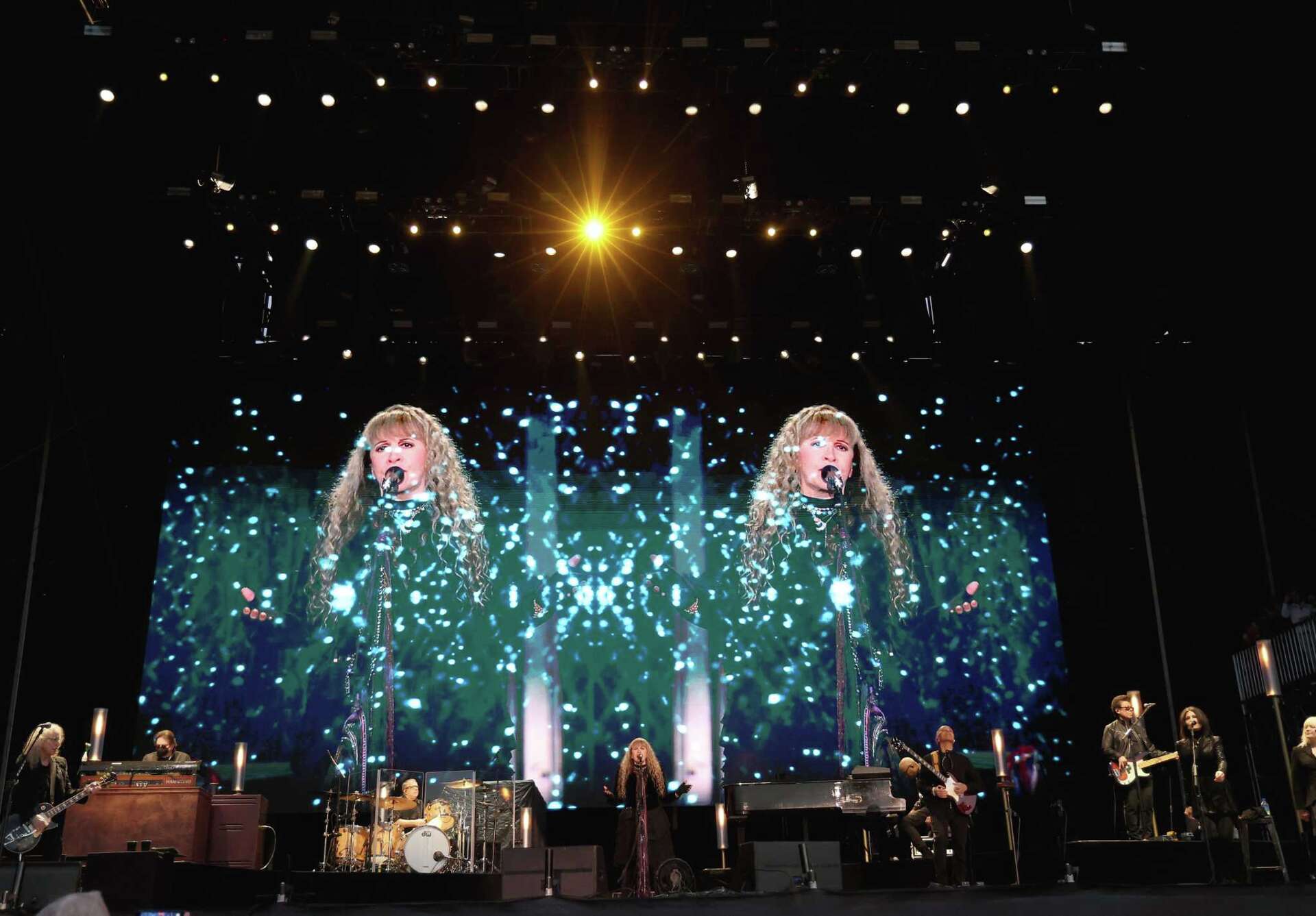 Stevie Nicks’ BottleRock set had Gigi Hadid and Bradley Cooper dancing(02)