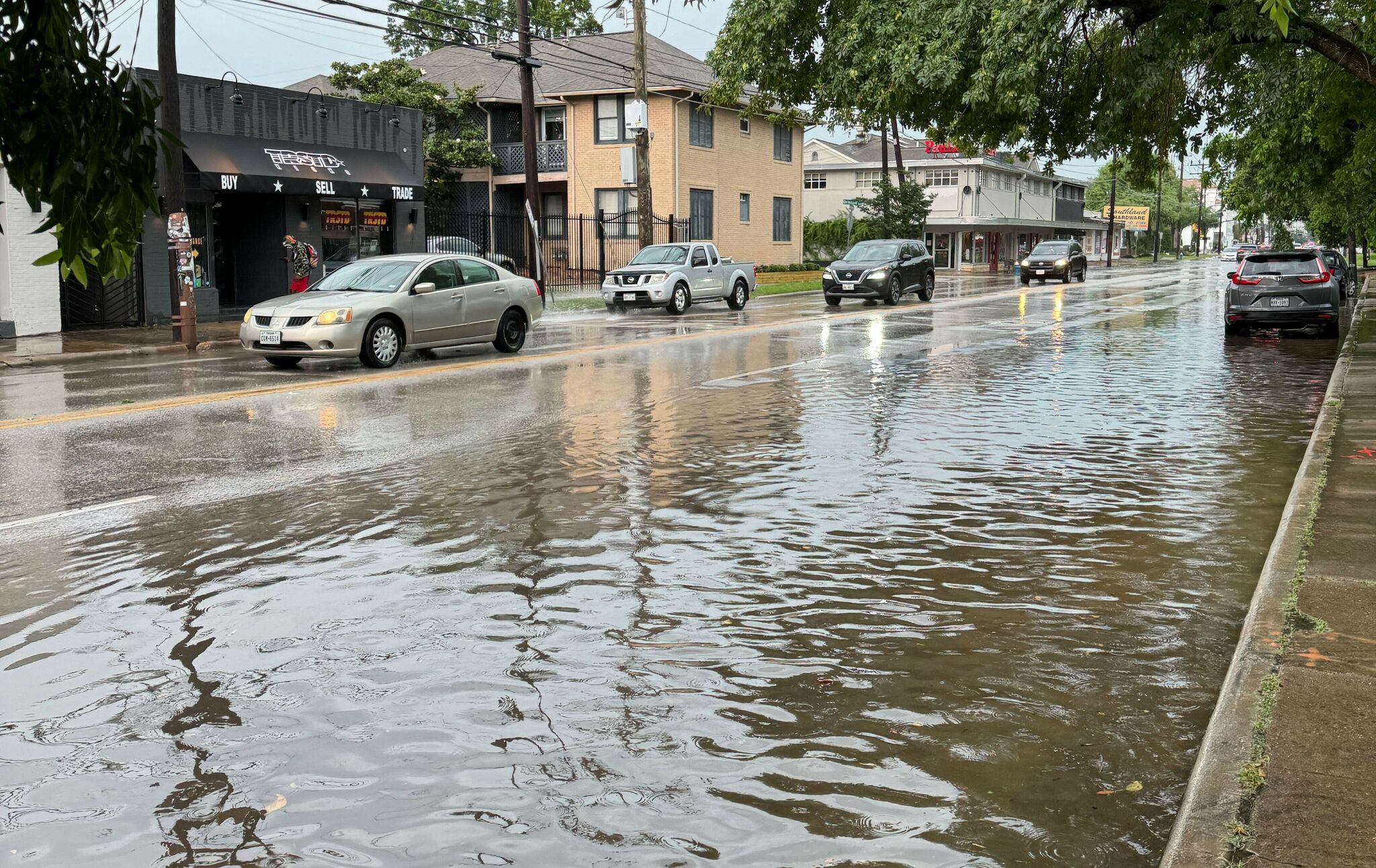 Severe thunderstorms cause street flooding in Houston's Montrose - Vimarsana News